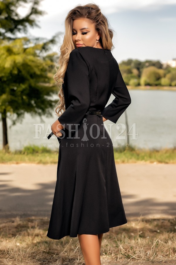 Rochie in nuante de negru usor in clos