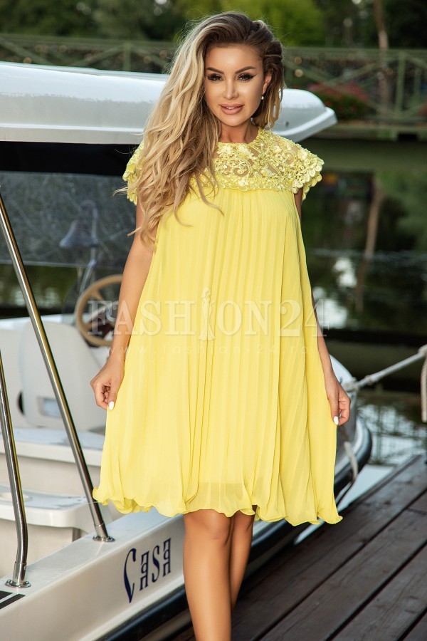 Rochie galbena cu dantela si insertii florale