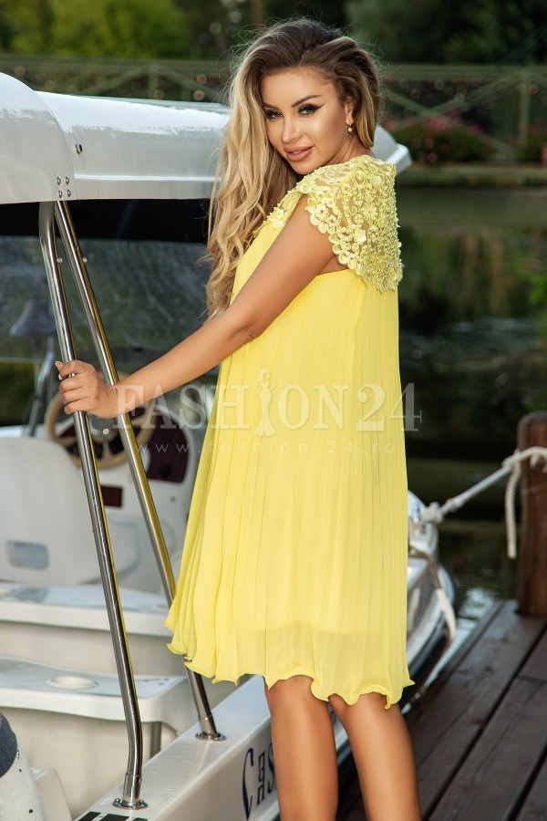 Rochie galbena cu dantela si insertii florale